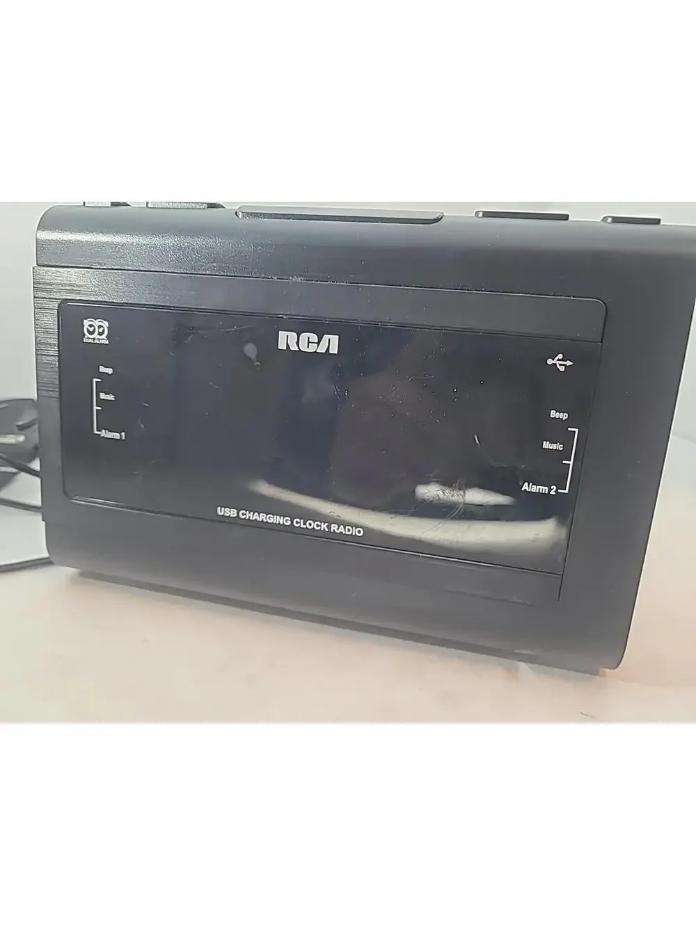 RCA Dual Alarm USB Charging FM Clock Radio Battery Backup Model RC142-D Read